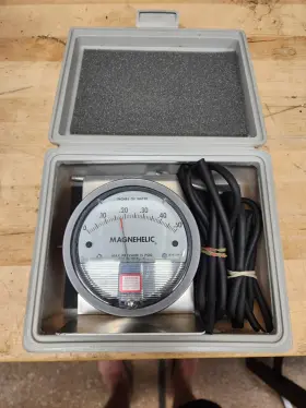 2000-o Dwyer Instruments Magnehelic Kit # C. Used Once