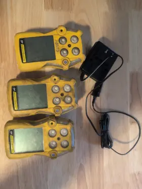 12-kb480-0049 Honeywell Lot Of 3 Gas Alert Quattro 4 Monitors For Parts With 1 Charger 12-kb480-0049 Honeywell Lot Of 3 Gas Alert Quattro 4 Monitors For Parts With 1 Charger